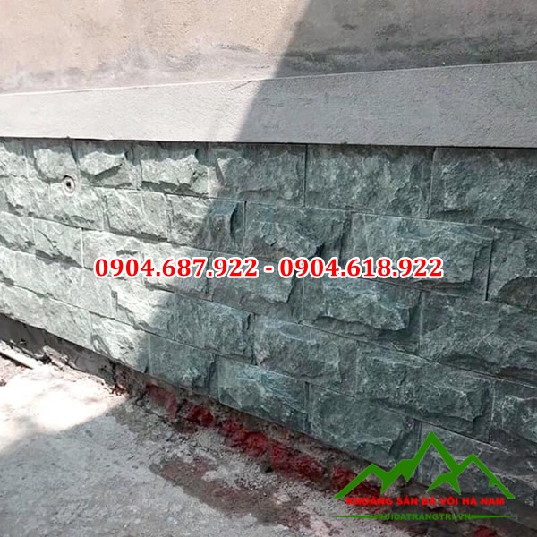 Đá bóc xanh rêu ốp chân tường