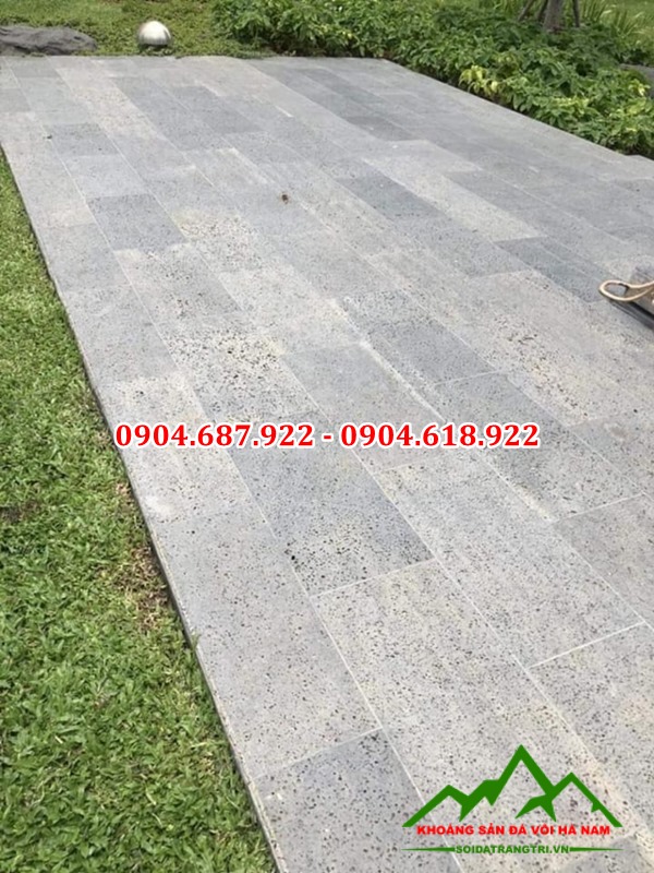 Đá ong xám lát nền sân