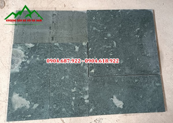 đá xanh rêu lát sân