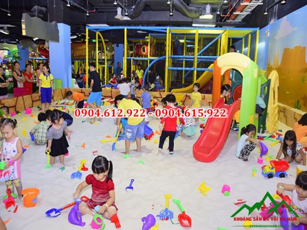 cát trắng làm sân chơi trẻ em