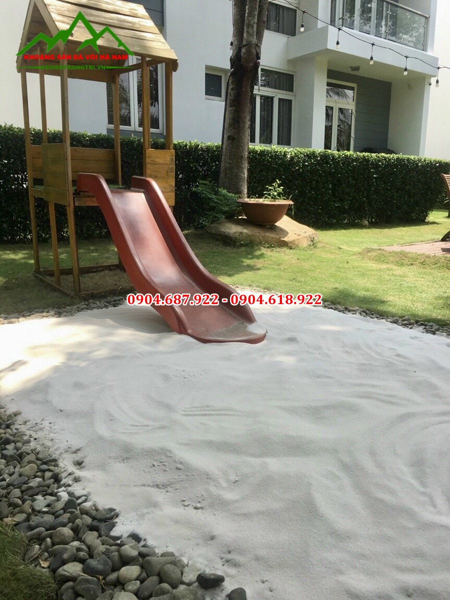 cát trắng mịn làm sân chơi trẻ em