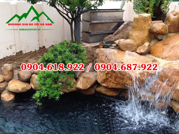 trang-tri-ho-ca-bang-da-cuoi-tu-nhien-dep-mat-doc-dao (15)